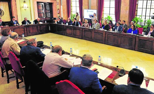 El alcalde y otros concejales del equipo de gobierno informan a los representantes del Consejo Social de la Ciudad, reunidos en el Salón de Plenos./Vicente Vicéns / AGM