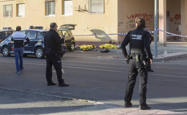 Agentes de la Policía Local frente a los cadáveres del tiroteo. /J. M. Rodríguez / AGM