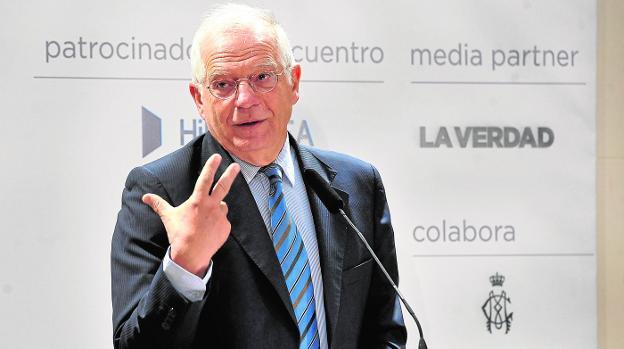 Josep Borrell, durante la conferencia que ofreció ayer en el Casino de Murcia./Vicente Vicéns / AGM