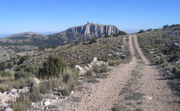 El camino pasa bajo el Pedro López y mira de tú a tú al Morrón de Totana, al fondo, coronado por la base militar./