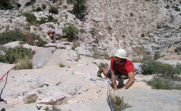 Escalando en la Vía Carrillo-Cantabella.