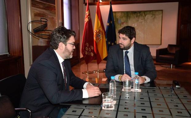 Sánchez y López Miras, durante la reunión./N. García / AGM