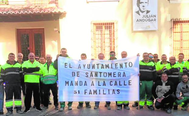 Trabajadores de Arimesa concentrados, ayer, durante su protesta ante el Ayuntamiento./LV