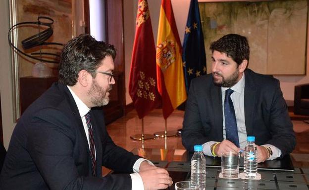 Miguel Sánchez durante su reunión con López Miras. /Nacho García / AGM