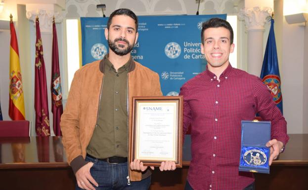Antonio Gallardo y José Enrique Gutiérrez, muestran el galardón del 8th symposium de la SNAME como ganador del Paper Contest Europeo./UPCT