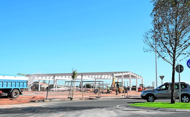 Ya han comenzado las obras de ampliación, donde se levanta una nave de 2.000 metros cuadrados destinada a bolera./A. Salas