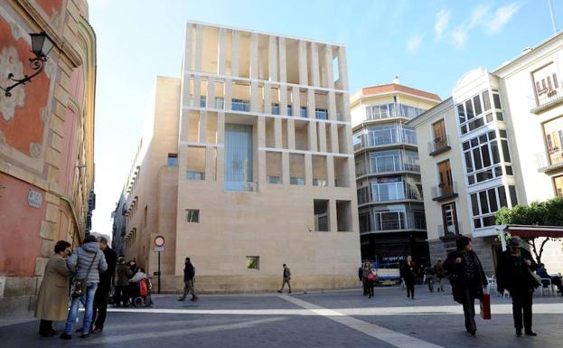 El edificio Moneo, situado frente a la Catedral, una de las atracciones de la plaza Cardenal Belluga.