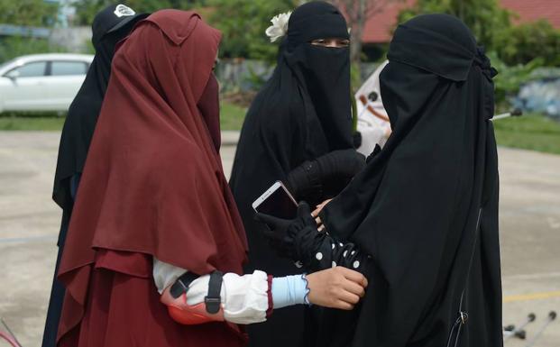 Varias mujeres visten en el niqab en Indonesia. /ADEK BERRY (Afp)