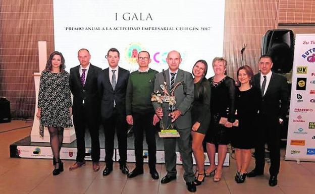 Los ganadores del premio, junto al alcalde (3i) y Chico (2i). / AYTO