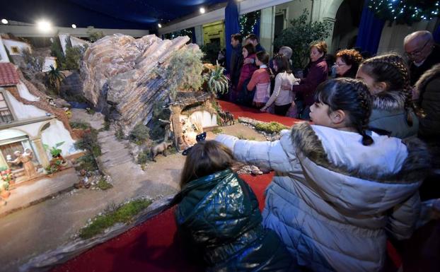 Algunos visitantes contemplan el estreno del belén municipal./A. Durán