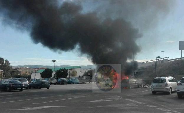 Los dos coches ardiendo, en el parking /Policía Local de Murcia