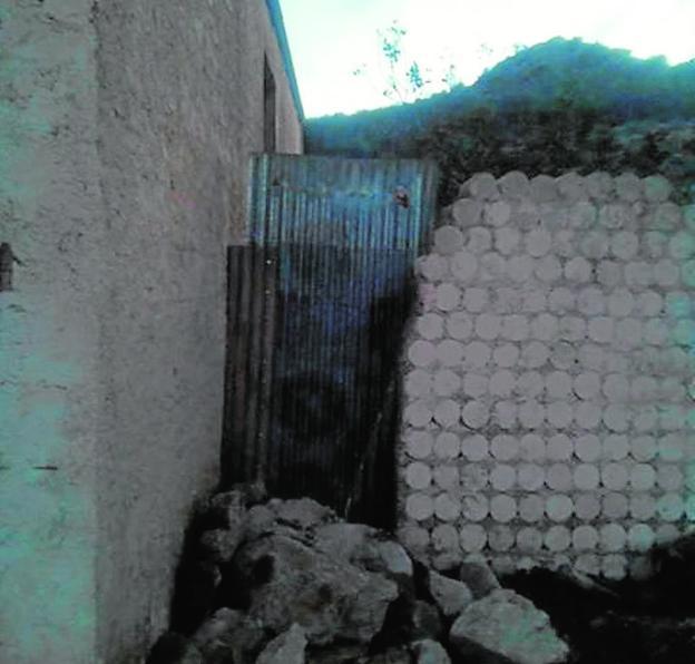Tapia que bloquea el sendero en el monte Roldán./CSSP
