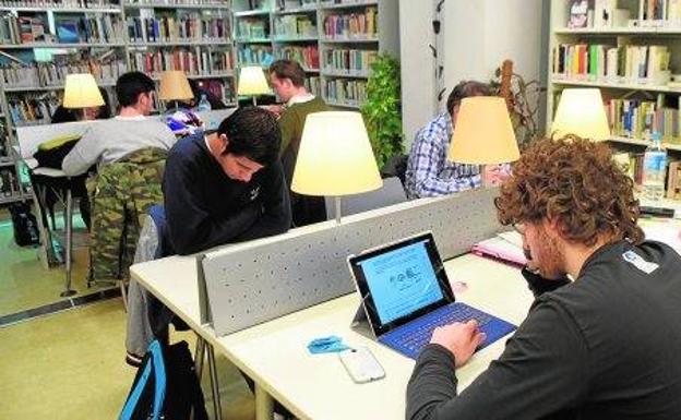 Sala de estudio de la biblioteca municipal Puertas de Castilla./Alfonso Durán / AGM