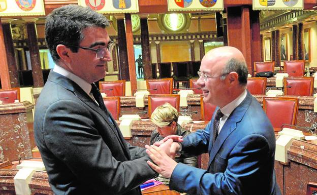 López-Morell (i) saluda al consejero Carrillo antes del Pleno./Antonio Gil / AGM