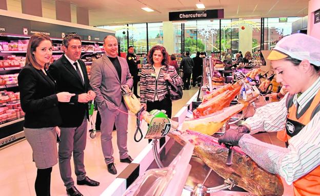 Ana Belén Martínez y el alcalde, Joaquín Buendía, ayer./AYTO