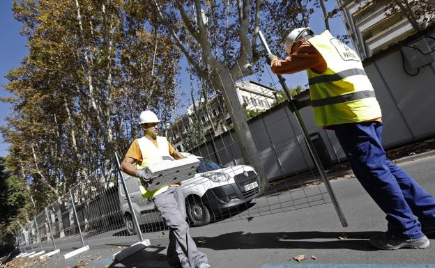 Dos operarios trabajan en Murcia./EDU BOTELLA / AGM