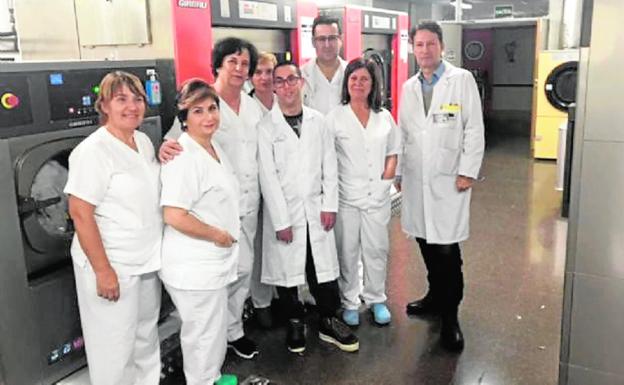 Un usuario en prácticas de Ascopas, con personal del hospital. / A. G.
