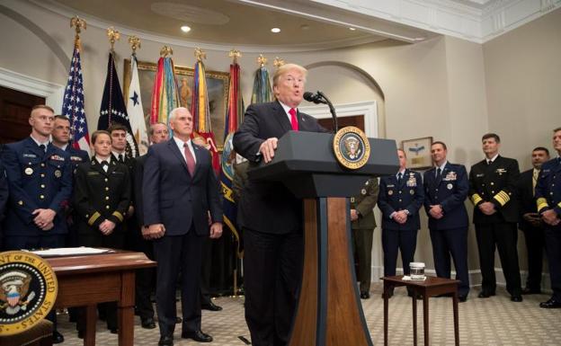 Donald Trump ofrece una rueda de prensa junto a Mike Pence y personal de Defensa, tras la firma de la Ley de Autorización de Defensa Nacional para el 2018./Michael Reynolds (Efe)