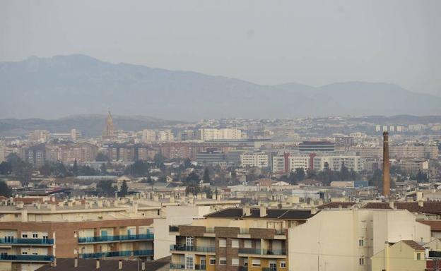 Vista panorámica de la ciudad, en la que se aprecia la contaminación del aire, en una imagen de archivo./Nacho García / AGM