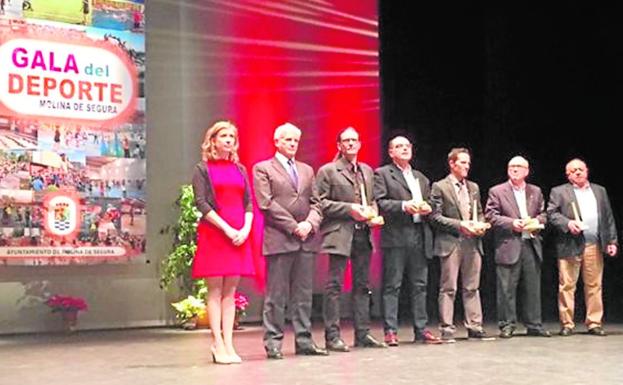 La alcaldesa con algunos de los premiados, durante la gala./LV