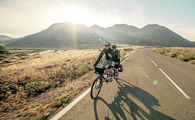 Juanma y Sergio Aznárez pedalean durante el viaje que les llevó desde Cuenca hasta el Atlas marroquí./R. C.