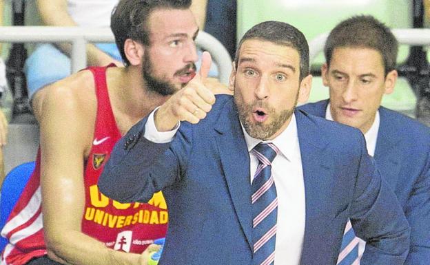 Ibon Navarro felicita a Tumba en un encuentro./EFE