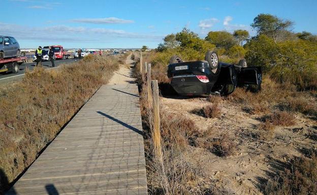 Uno de los coches implicados en el accidente de San Pedro del Pinatar. /112