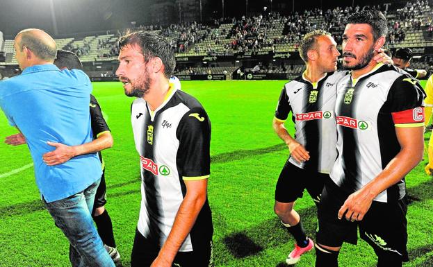 Moisés, con el brazalete de capitán, es felicitado por Aketxe al final del partido con el San Fernando. Delante de él, Dani Abalo y Monteagudo./Antonio Gil / AGM