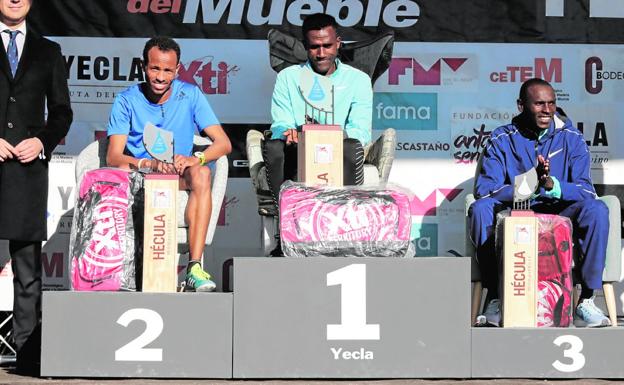 Yenmataw, Haileselassie y Kemboi, los tres primeros en categoría masculina del cross de Yecla./Inma Azorín