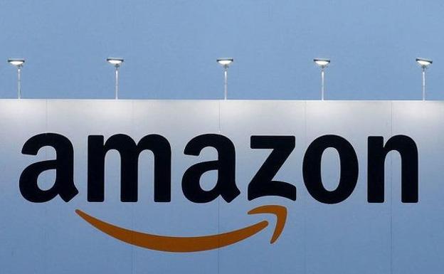 El logo de Amazon, en uno de sus almacenes./