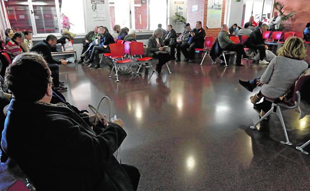 Sala de espera del servicio de Urgencias de La Arrixaca, ayer por la mañana./Edu Botella / AGM