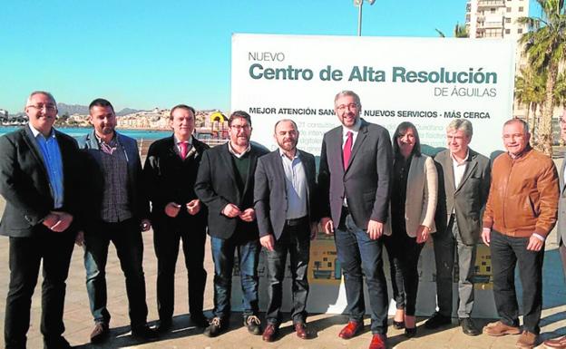 Dirigentes de Cs, encabezados por Garaulet, Sánchez y José Luis Martínez (5i), junto a Víctor Martínez y otros miembros del PP./LV