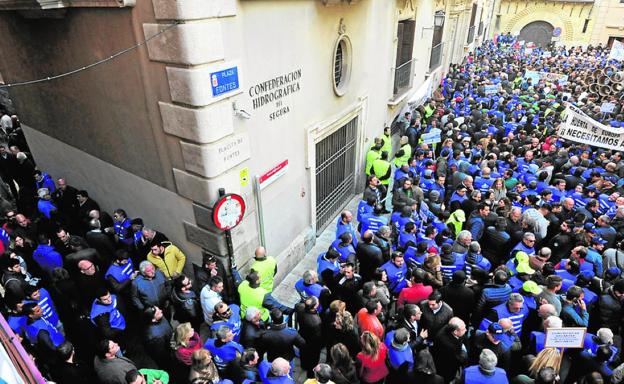 La concentración del pasado día 13 ante las puertas de la Confederación Hidrográfica./VICENTE VICÉNS / AGM