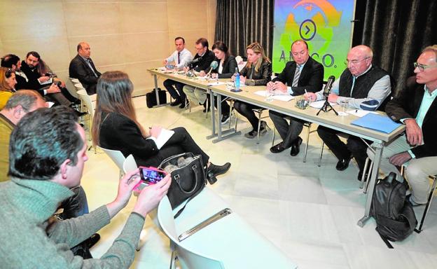 Representantes de los socios críticos, entre los que está Pedro García (2d), ayer. / Nacho García / AGM
