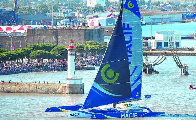 François Gabart pilota el 'Macif', un diseño de última generación. Abajo, exultante a su llegada a puerto. / l. venance