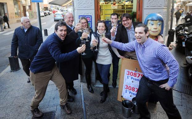 Un grupo de afortunados celebran haber ganado un primer premio. /I.S.