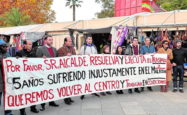 Vendedores y concejales de los cuatro grupos de la oposición exhibieron ayer una pancarta en la entrada al Malecón./Nacho García / AGM