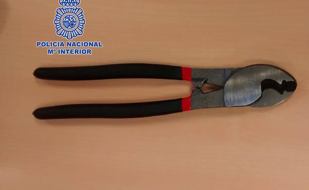 Herramienta usada por el detenido para sustraer las bicicletas. /CNP