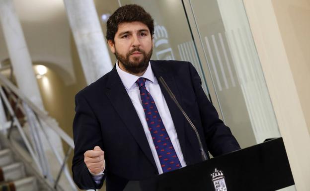 Fernando López Miras, este miércoles por la mañana, en San Esteban. /Edu Botella / AGM