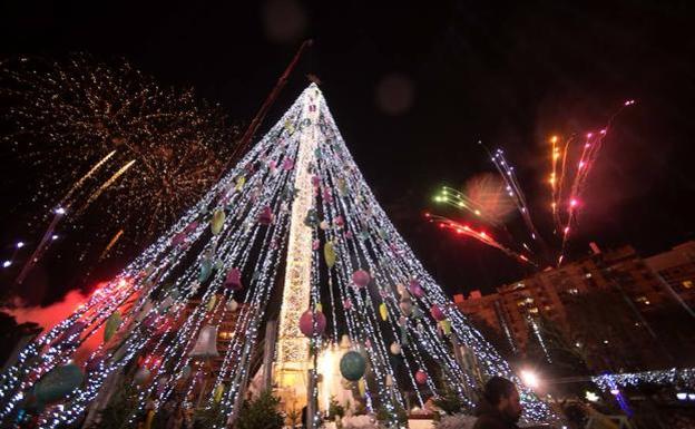 El árbol de Navidad de la plaza Circular de Murcia, encendido durante un espectáculo pirotécnico./JAVIER CARRIÓN / AGM