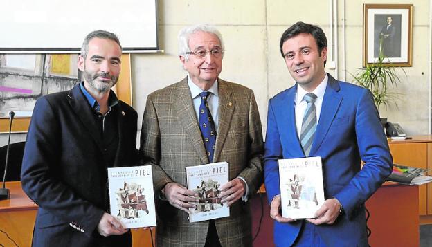 El autor, en el centro, junto al decano de Economía, Samuel Baixauli, y el gerente de la UMU, David Martínez.
/UMU
