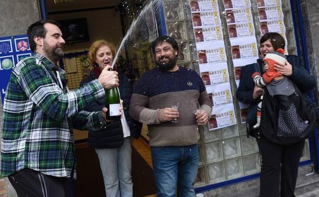 Vecinos de Abadiano (País Vasco) celebran el 'Gordo' de la Lotería de Navidad./AFP