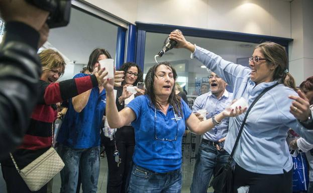 Vecinos de Lanzarote festejan el 'Gordo' de la Lotería de Navidad, en una imagen de archivo./EFE