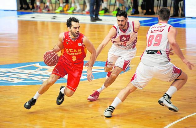 Benite, con el balón, en el UCAM-CAI Zaragoza de la temporada 2015-16./Javier Carrión / AGM