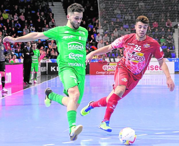 Rafa Usín, del Osasuna Magna, ante Matteus, de ElPozo./LNFS