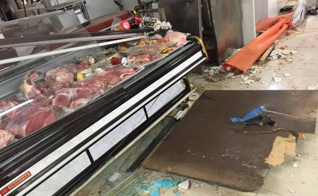 Estado en el que ha quedado uno de los puestos de la plaza donde ha ocurrido la explosión.