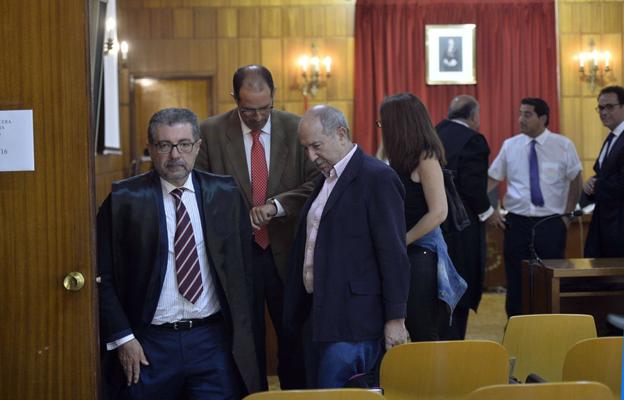 Antonio Alvarado, José María Ródenas, Manuel Alfonso Guerrero y Encarna Muñoz, abandonando la sala de vistas el primer día de juicio por La Zerrichera./Guillermo Carrión / AGM
