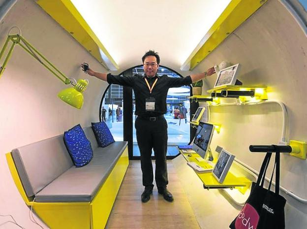 Un vendedor, en el interior de una 'casa-tubería'. / r. c.