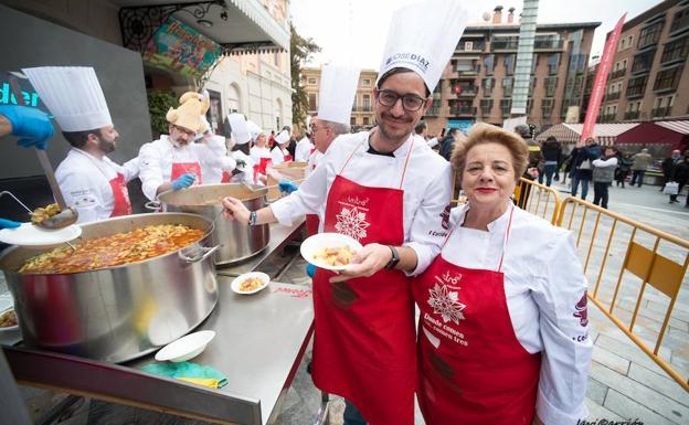 Cocineros del cocido solidario./Javier Carrión / AGM