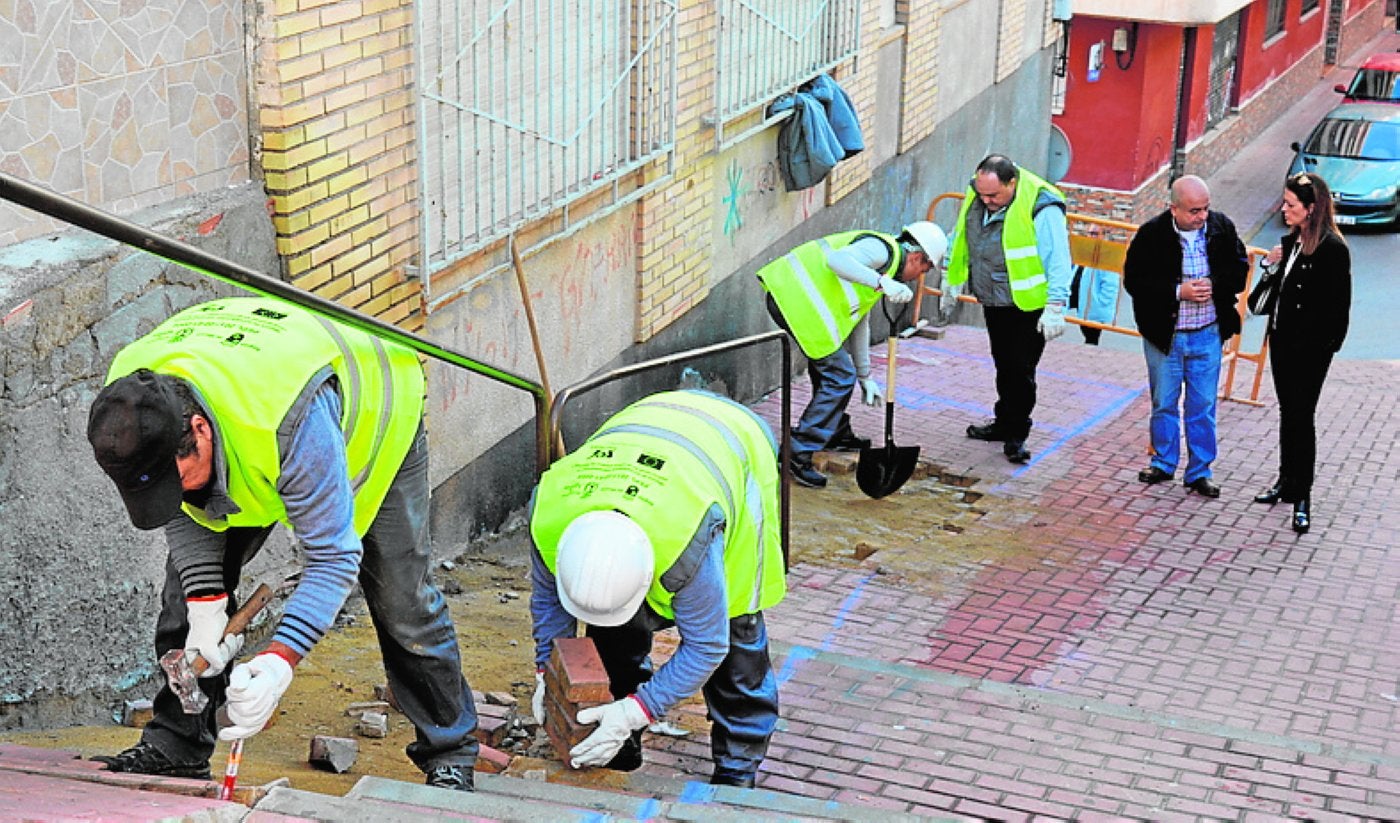Los operarios en plena tarea, con la alcaldesa al fondo./ AYTO.